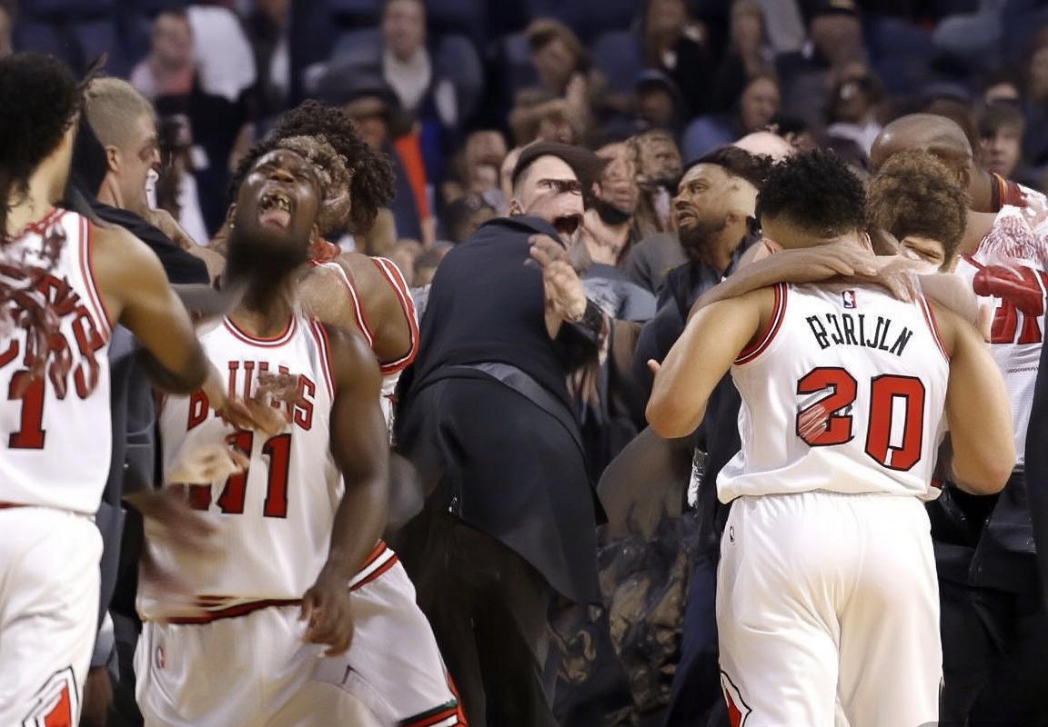 雄鹿队扬尼斯·阿德托昆博垃圾时间扣篮引冲突，雄鹿队公牛队赛场礼仪争议激辩